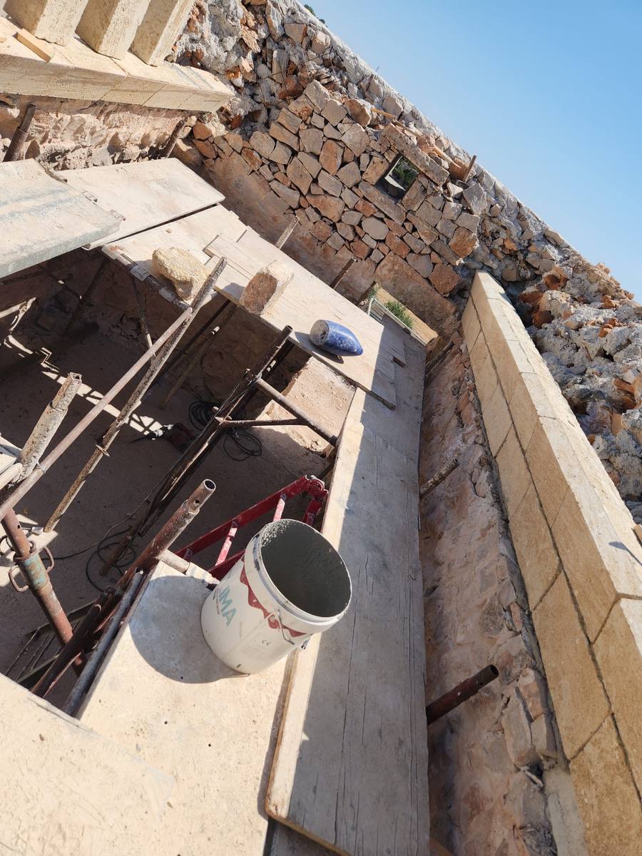 Muretto a secco in pietra leccese in costruzione