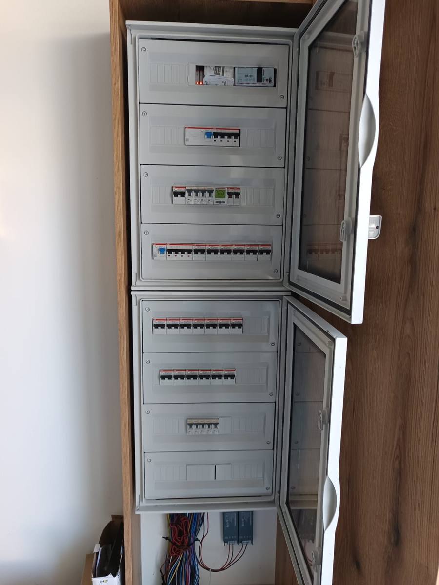 Quadro elettrico in fase di cablaggio