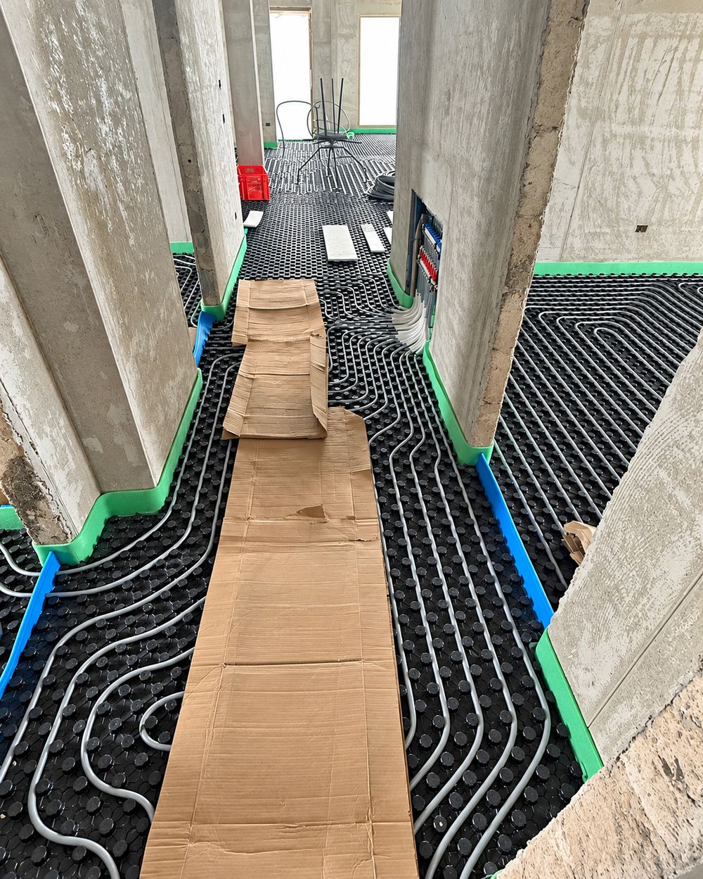 Riscaldamento a pavimento installato in un ambiente con finestra