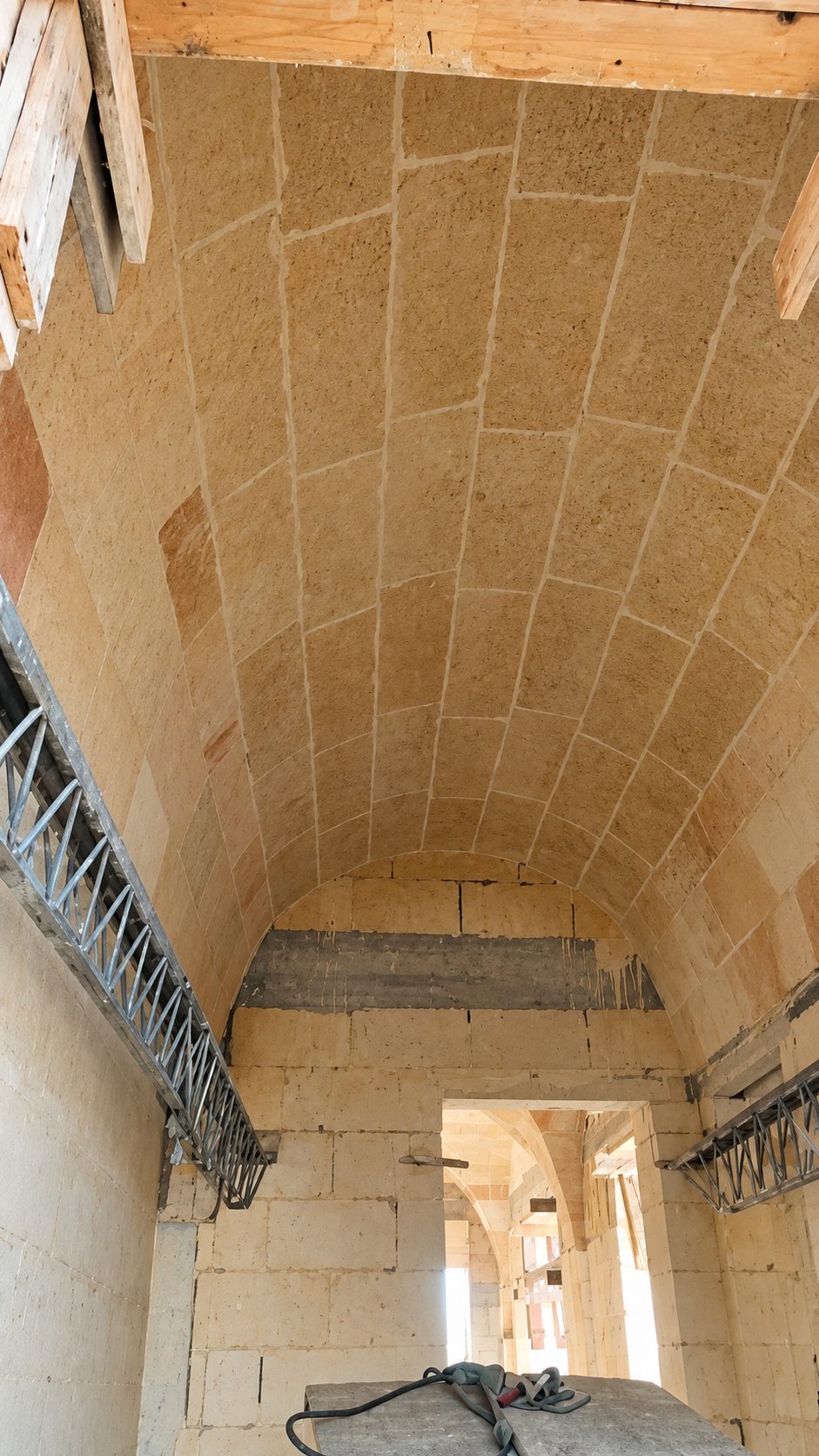 Volta a botte in pietra leccese vista dall'interno durante la costruzione