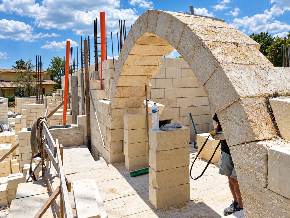 Volta a stella in pietra leccese in fase di costruzione